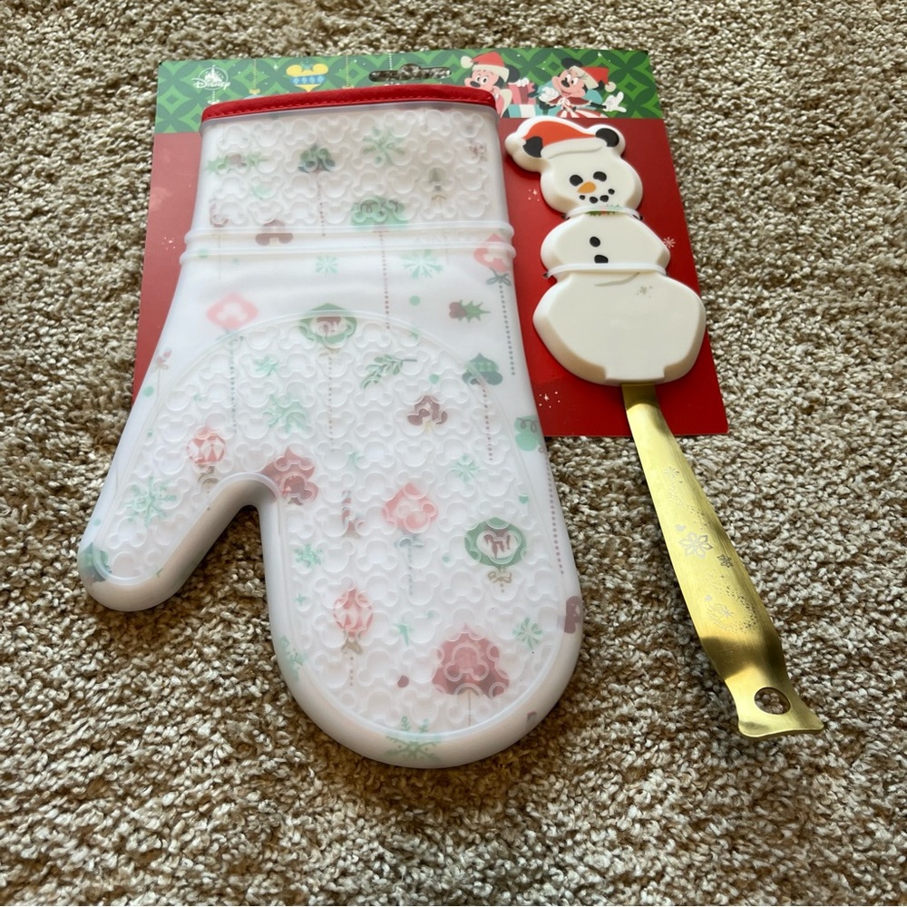 Mickey Mouse Christmas baking oven mitt set